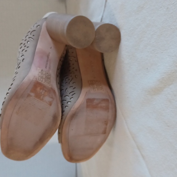 Pour la Victoire, 4in open toed cream and beige lattice slide heels. Sz 7 - Picture 7 of 7